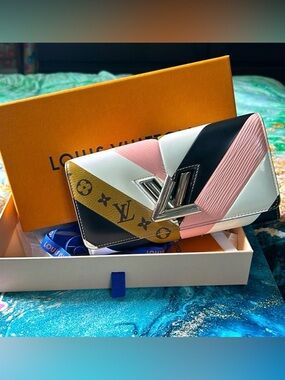 Limited Edition LV Twist Excellent Condition
